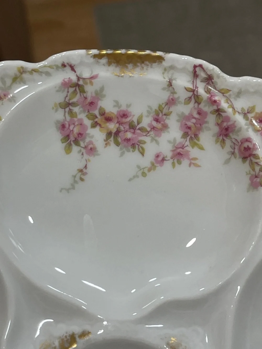 Limoges White Porcelain Floral Oyster Plate with Pink Rose Sprays and Gold Trim - Picture 4 of 12